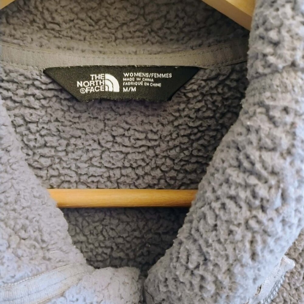 The North Face Women's Osito 2 Jacket - Grey Silken Sherpa Fleece - Picture 6 of 16